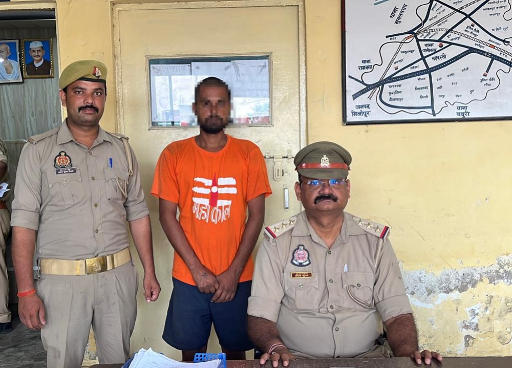 स्वाट सर्विलांस और अलीनगर पुलिस टीम की बड़ी कामयाबी, 25 हजार का इनामी शातिर गोतस्कर गिरफ्तार